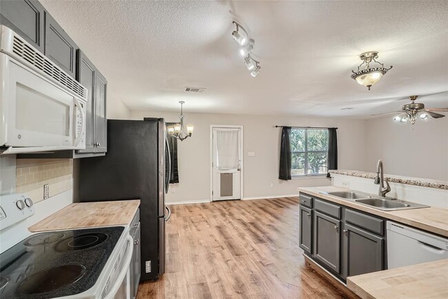 Photo - 221 Almquist St