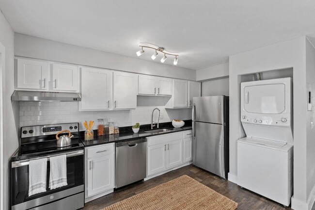 Kitchen - Sapphire Winter Park Apartments