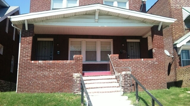 Porche delantero - 4829 Margaretta Ave