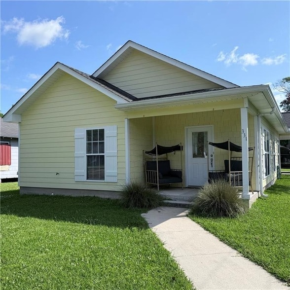 Building Photo - 331 Main St