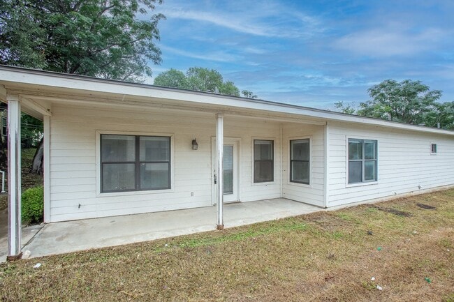 Building Photo - Massive 3 Bedroom, 3 Bath Duplex