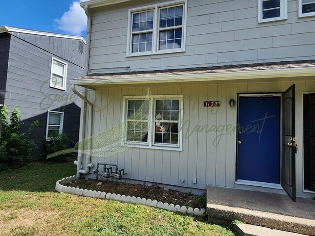 Building Photo - FRESH PAINT THROUGHOUT!!! Rental