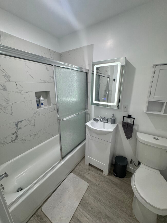 Photo - 1023 N Gage Ave Unidad Casa Sebastian