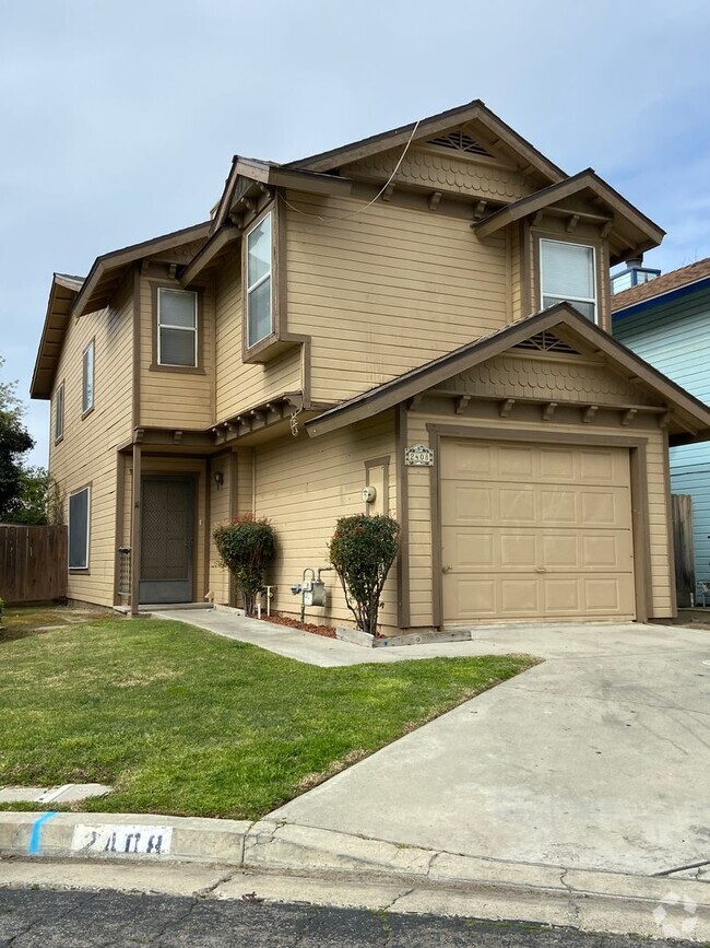 Building Photo - Charming 3 Bed/2.5 Bath on Packwood coming... Rental