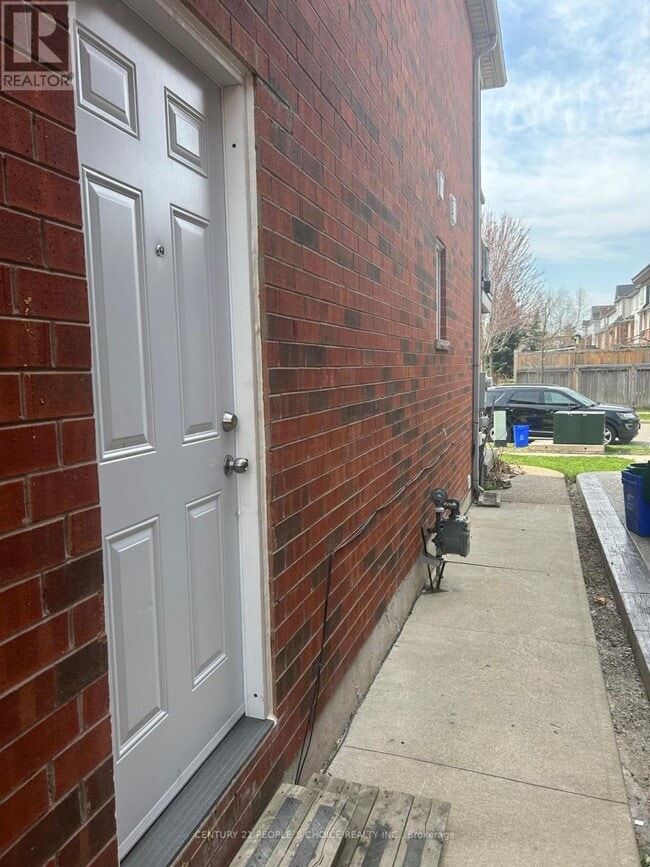 Photo - 569 Willmott Crescent