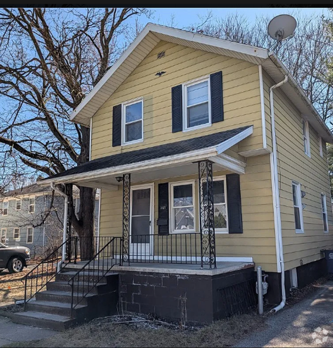 Building Photo - Spacious 3 Bedroom 1 Bath House Located in...