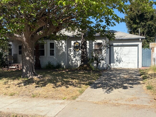 Building Photo - 2029 N Screenland Dr