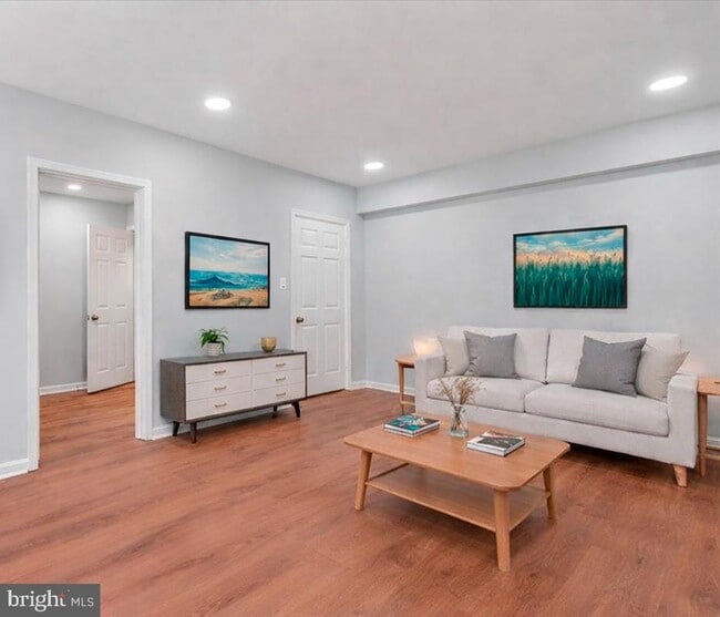 Building Photo - 1909 N Rhodes St Unit 25