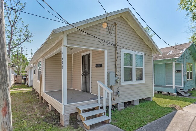 Photo - 2526 Campbell St