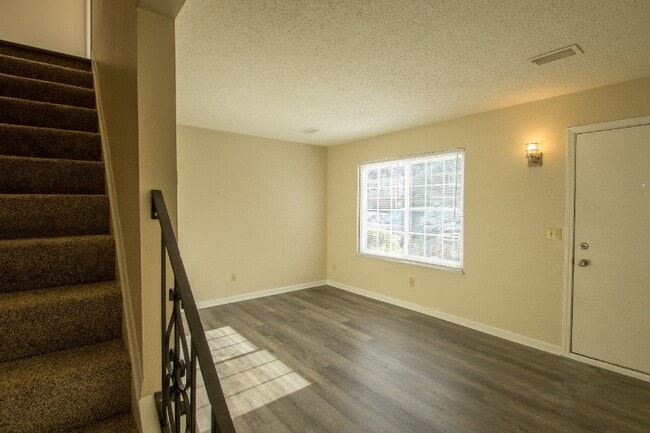 Photo - 221 Peppertree Ln