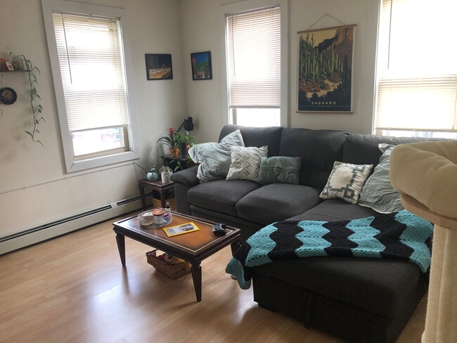 Building Photo - 354 Wickenden St Unit Apt 2R