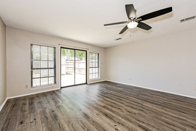Photo - 1435 Colborne Dr