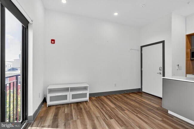 Photo - 1935 E Hazzard St Unit 303