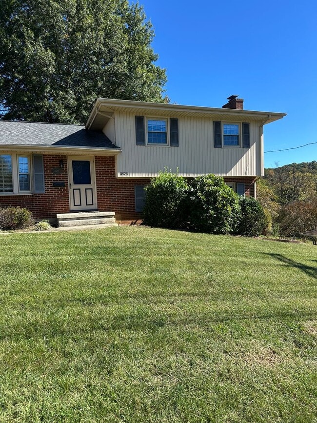 Photo - 3 bedrooms 2 baths, Split Level in the loc...