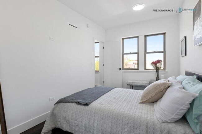 Building Photo - 1 bedroom in Chicago IL 60660 Unit 212 Rental