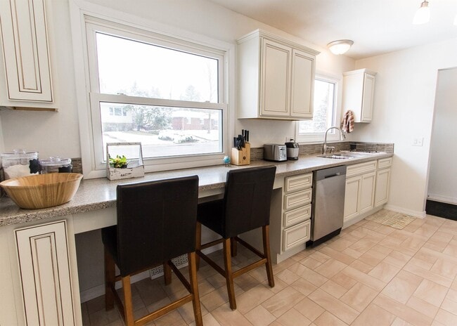 Photo - 613 Killarney Dr