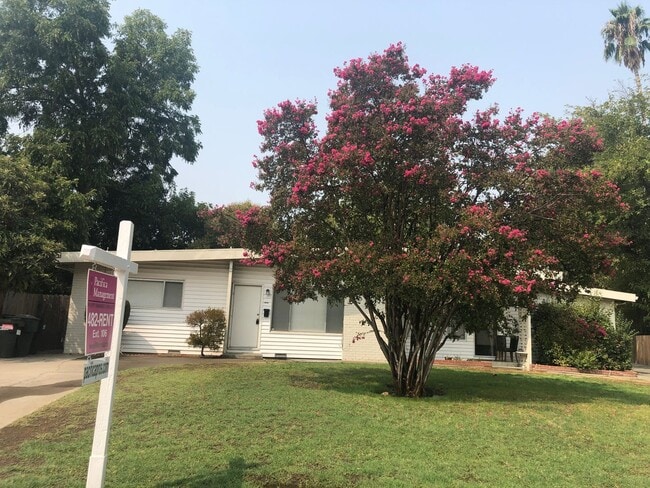 Building Photo - 1413/1415 Topaz Way Unit 1415