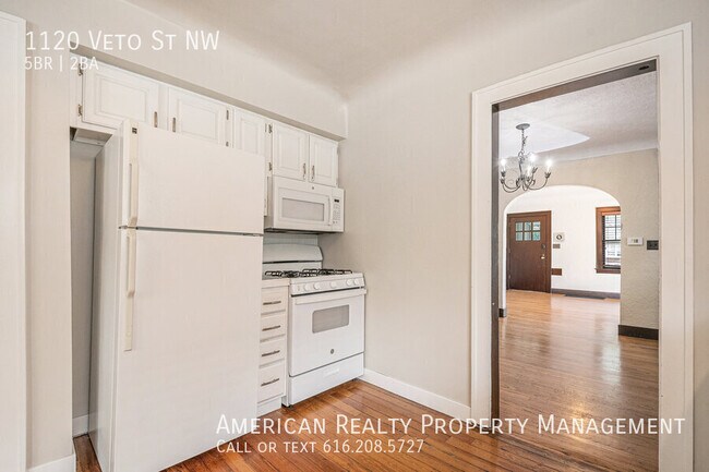 Photo - 1120 Veto St NW