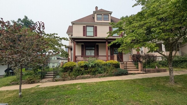 Building Photo - Welcome to this fully furnished 3-bedroom, 1.5-bath home in Massillon