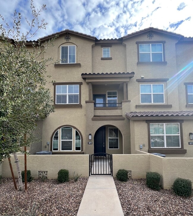 Building Photo - 1255 N Arizona Ave Rental