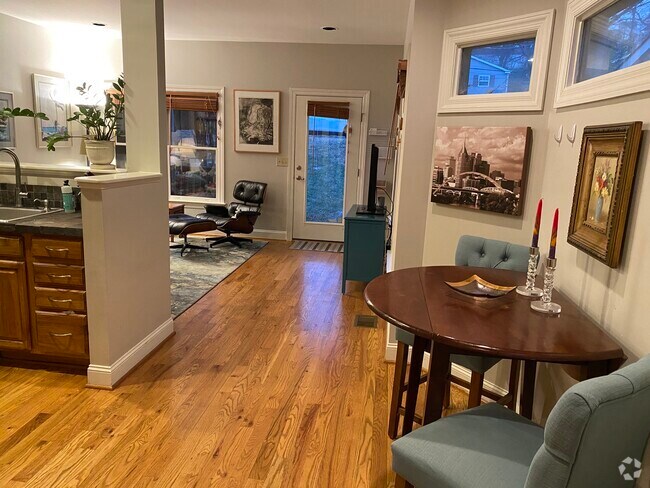 Building Photo - 3312B Elkins Ave Rental