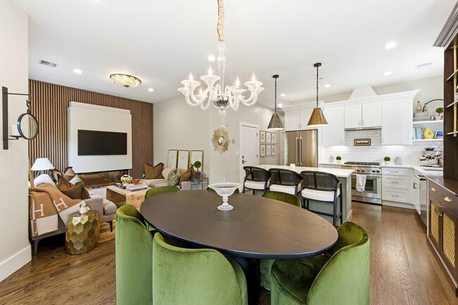 Building Photo - 8 Monument Sq Unit 3