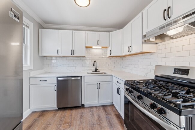 Building Photo - Rehabbed 2 Bedroom In Prime Lake Bluff Location - Pet Friendly - Free Parking! Unit D
