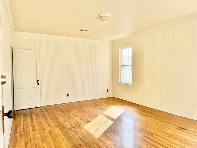 Photo - 452 Bernardo St