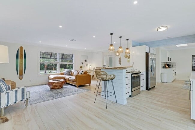 Photo - 9 W Riverside Dr