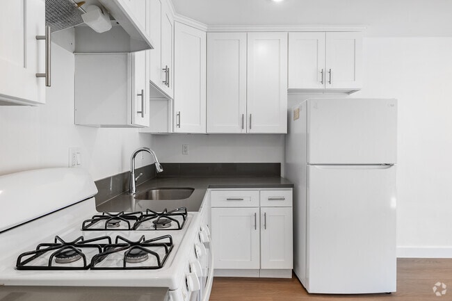 2BD, 1BA - 850SF - Kitchen - 3900 Nicolet Ave