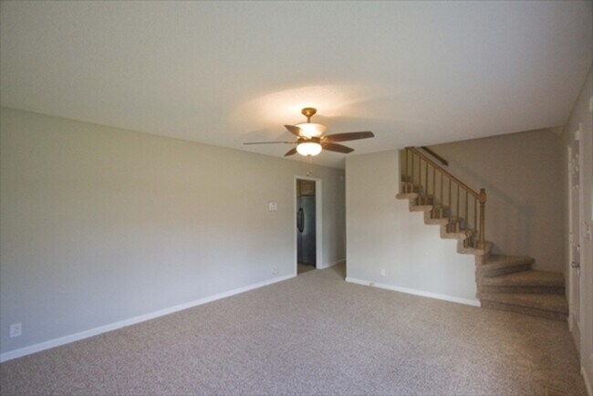 Photo - 385 Louise Ln