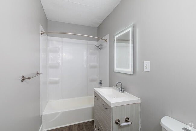 2BR, 2BA - 1,130SF - Bathroom - Cove West Hartford