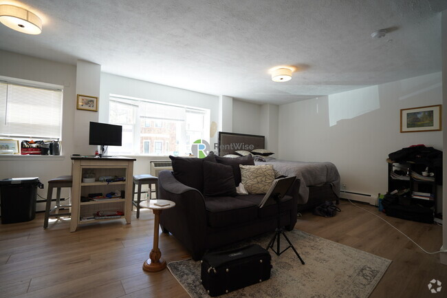 Building Photo - 740 E 7th St Rental