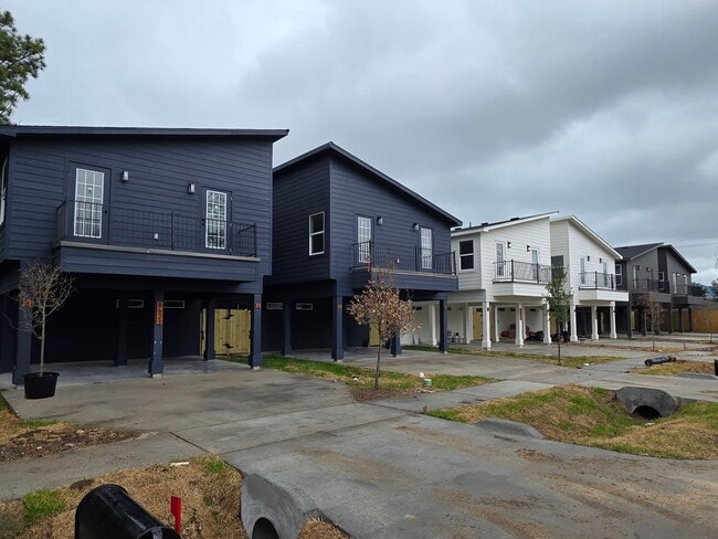 Building Photo - Stunning New 3 Bedroom Duplex Home