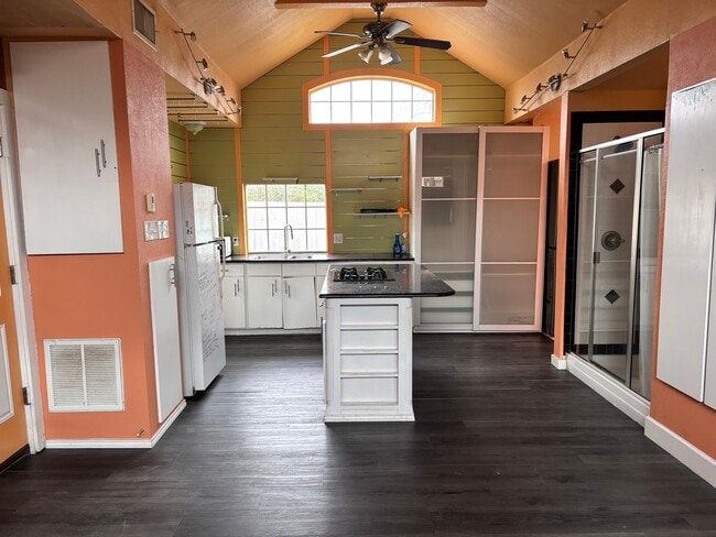 Photo - 715 Hill Alley St