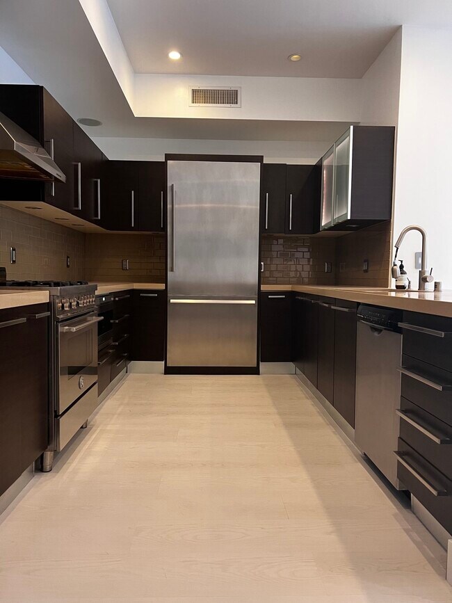 Photo - 855 N Croft Ave Unidad 101