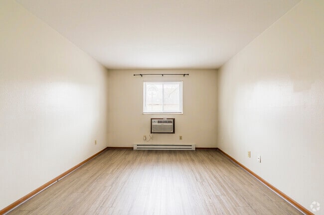 2BR, 1BA - 900SF - Primary Bedroom - Garden Ridge