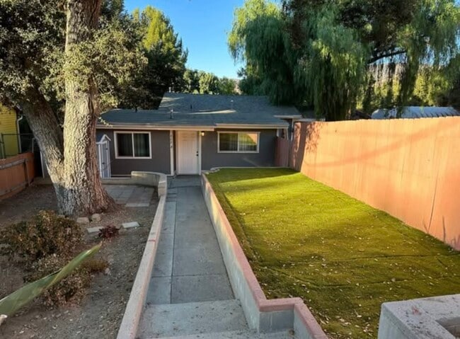 Building Photo - 842 Katherine Rd