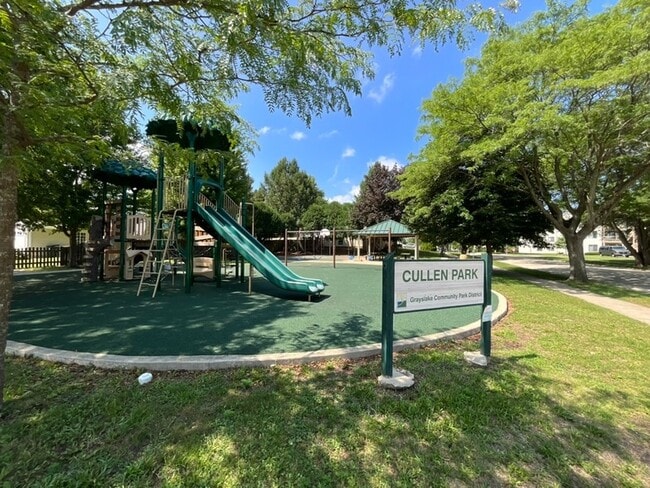 Photo - 200 Glen St