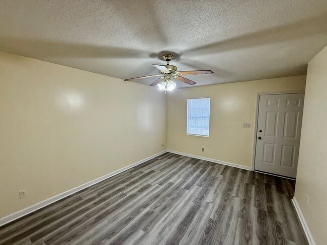 Photo - Two bed, 1.5 bath townhome in Graham Unidad G