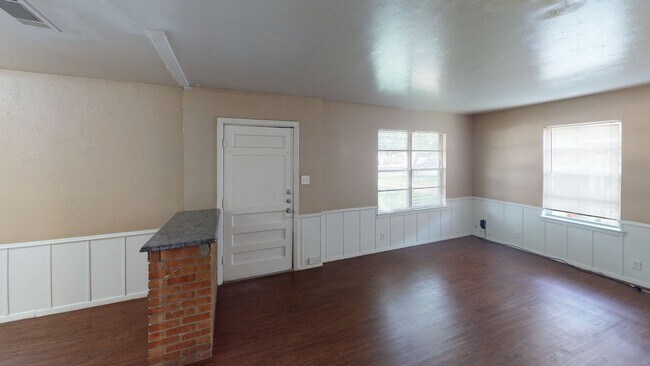 Photo - 3 Bedroom/1 Bath - Home Walking Distance to UNT Campus
