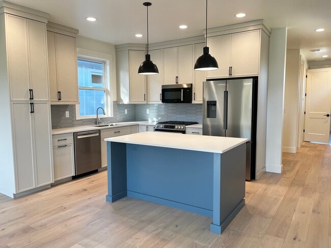 Photo - 626 E Krall St