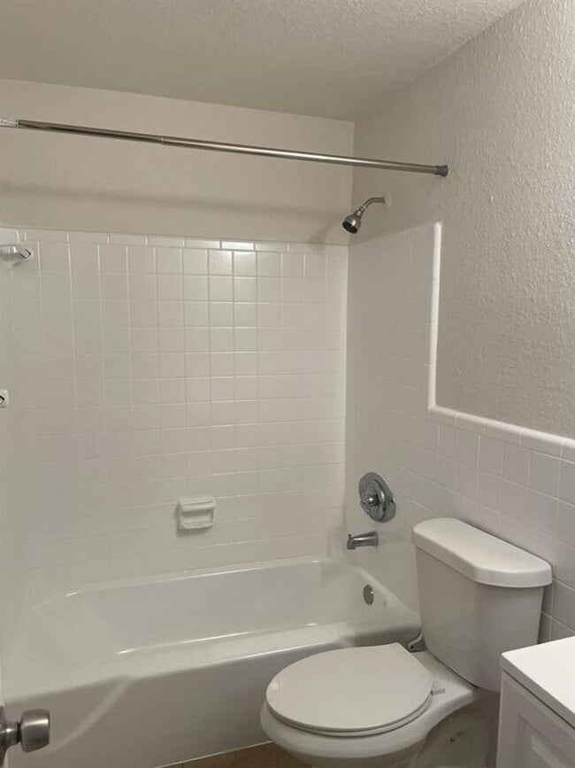 Photo - LARGE NEWLY RENOVATED 2 BEDROOM APARTMENTS Unit 1520-30 - 2/1 - U