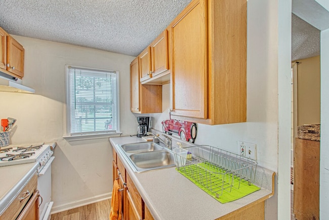 Photo - 2063 Arbutus Ave
