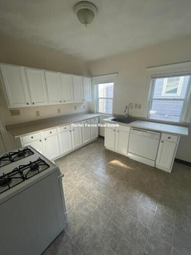 Building Photo - 10 Pinkham Rd Unit 2 Rental
