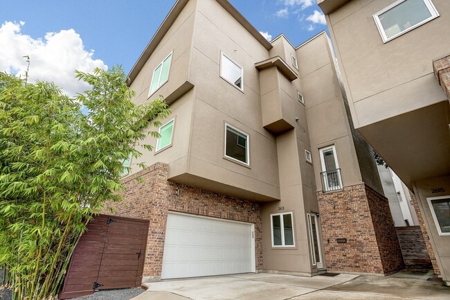 Building Photo - 2613 Waugh Dr Rental