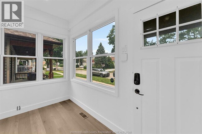 Photo - 497 McKay Ave