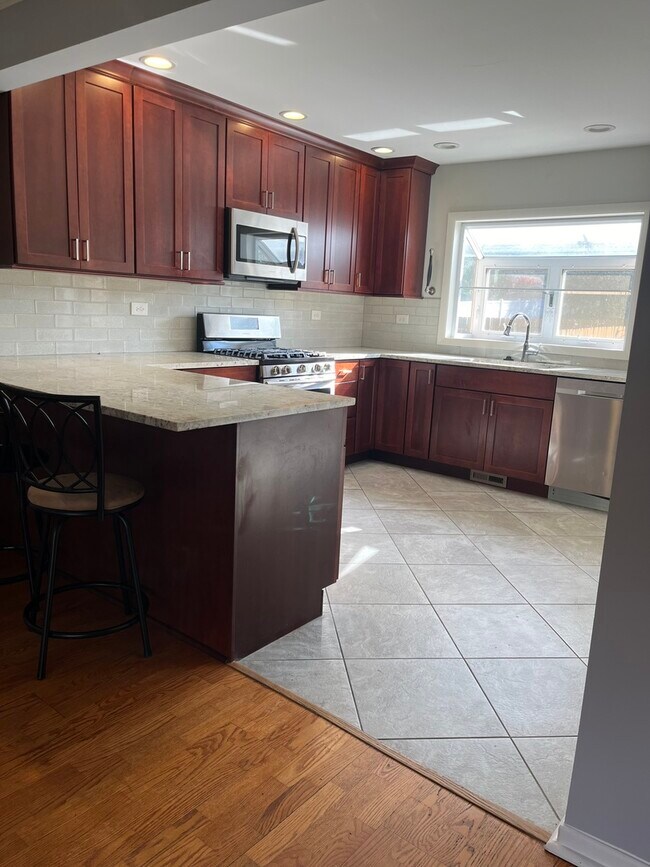 Photo - 587 Front St