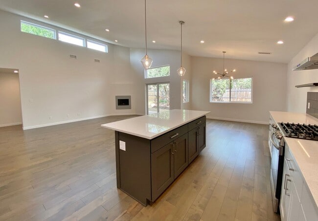 Photo - 100 W Hummingbird Ln