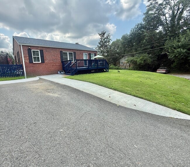 Building Photo - 2712 James Dr Unit #2